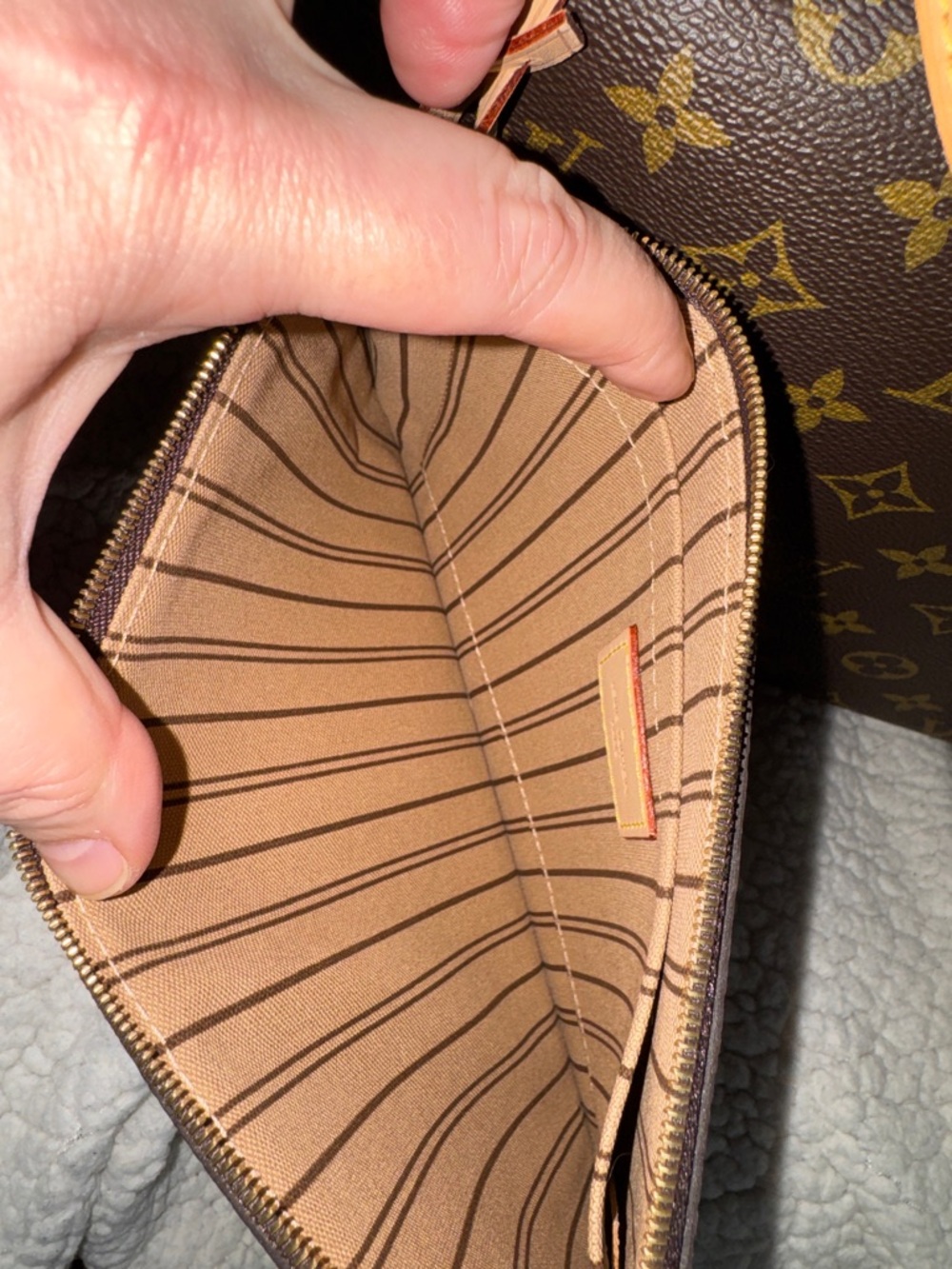 Louis Vuitton Monogram Canvas Tote MM with Pouch - Picture 3 of 15